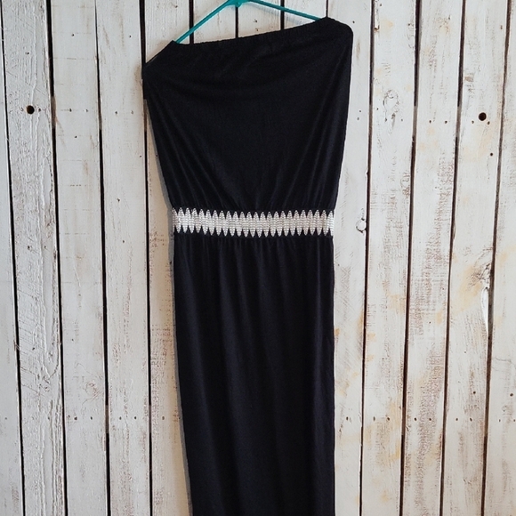 Elegant Strapless Black Dress with White Detailing - Picture 1 of 2